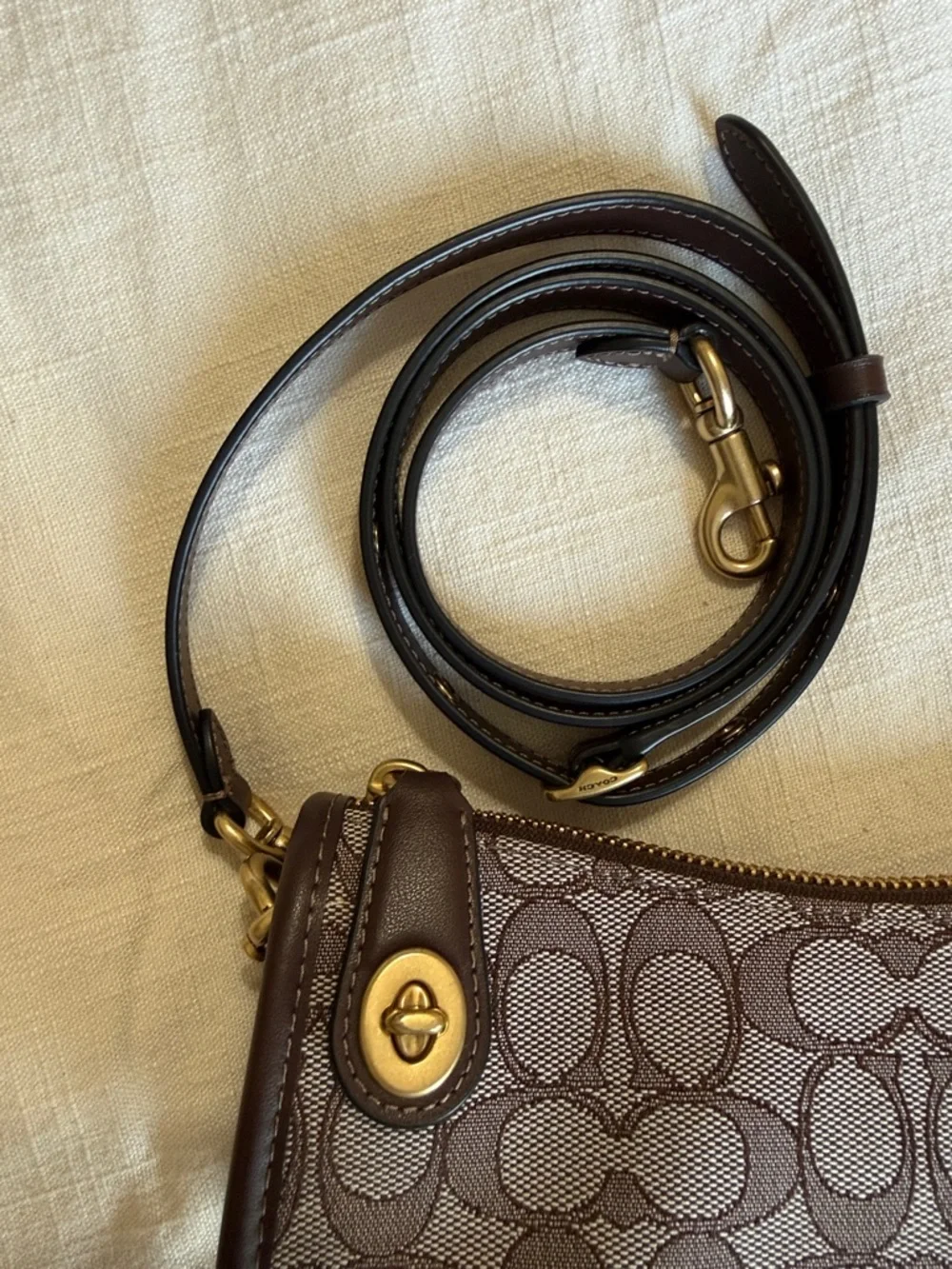 Coach Originals Swinger Signature Jacquard Shoulder Bag in Oak Maple - Picture 4 of 5